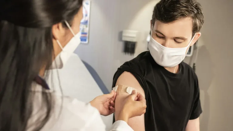 H3N2 Flu Symptoms and prevention with influenza vaccination in adults
