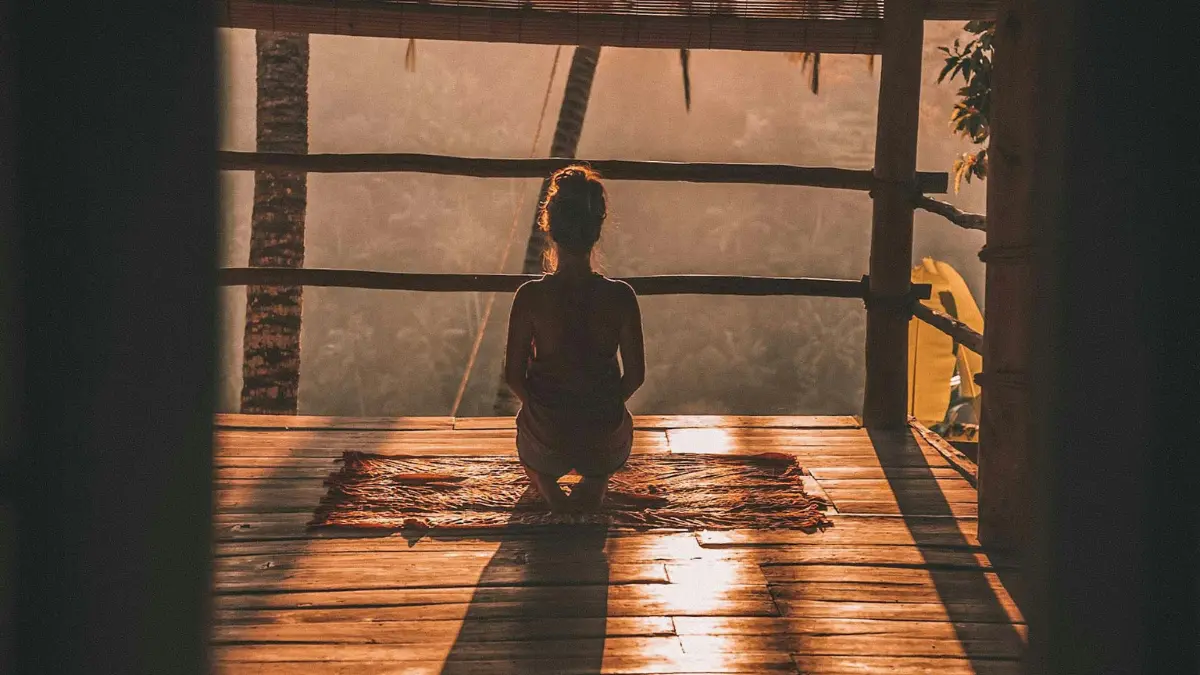 Lung cancer mental health — woman practicing mindfulness-based stress reduction MBSR meditation representing evidence-based coping therapy for lung cancer anxiety and depression